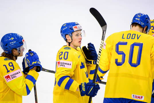 Lawrence Pilut  of Sweden look dejected