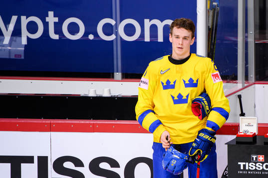 Nils Lundkvist of Sweden look dejected