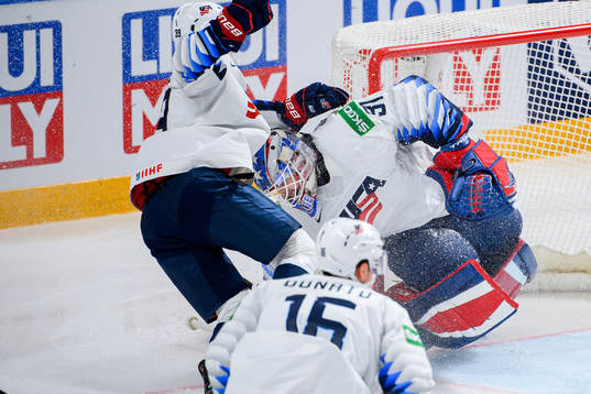 Zac Jones  and goalkeeper Anthony Stolarz of USA