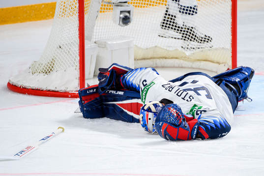 Goalkeeper Anthony Stolarz of USA in pain
