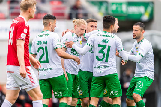 Hammarbys Gustav Ludwigson jublar med lagkamrater