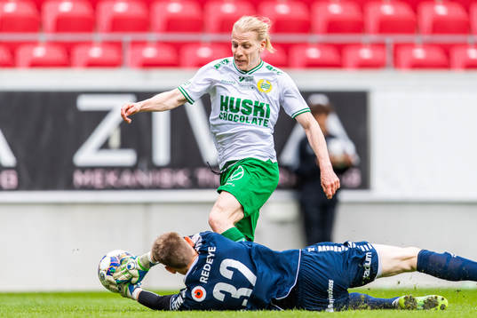 Hammarbys Gustav Ludwigson och Kalmars målvakt Lucas Hägg