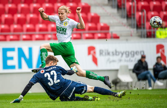 Hammarbys Gustav Ludwigson och Kalmars målvakt Lucas Hägg