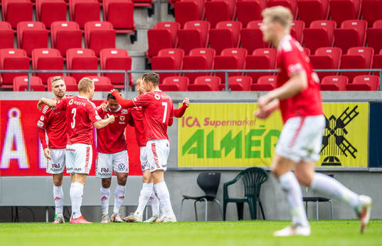 Kalmars Romario Pereira Sipiao jublar med lagkamrater