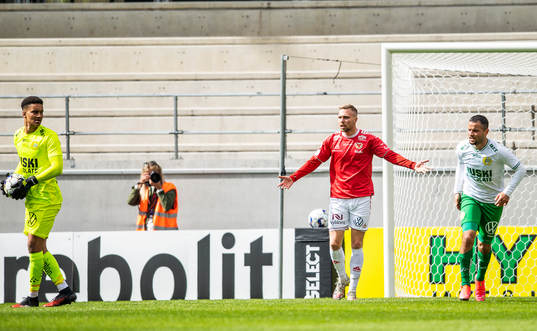 Kalmars Jonathan Ring och Hammarbys målvakt Oliver Dovin