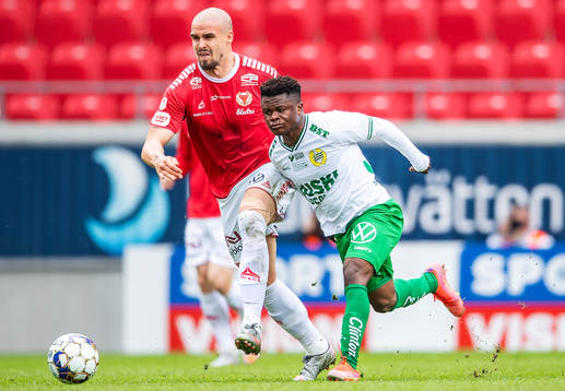 Kalmars Douglas Bergqvist och Hammarbys Akinkunmi Amoo