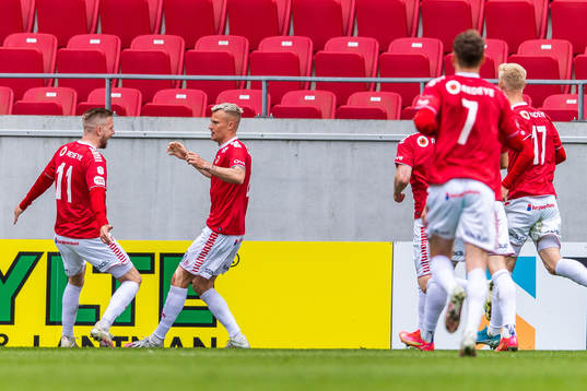 Kalmars Jonathan Ring jublar med målskytten till 2-1
