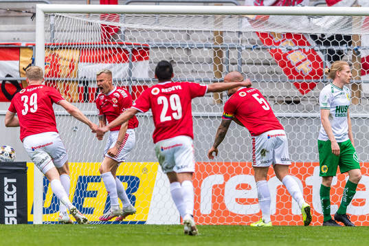 Kalmars Rasmus Sjöstedt jublar med lagkamrater