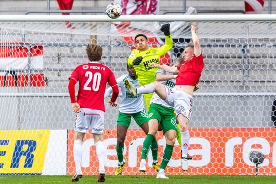 Kalmars Isak Jansson och Hammarbys målvakt Oliver Dovin