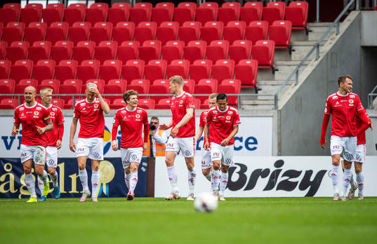 Kalmars Rasmus Sjöstedt jublar med lagkamrater