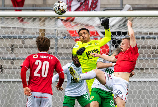 Kalmars Isak Jansson och Hammarbys målvakt Oliver Dovin