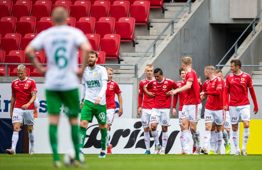 Kalmars Rasmus Sjöstedt jublar med lagkamrater