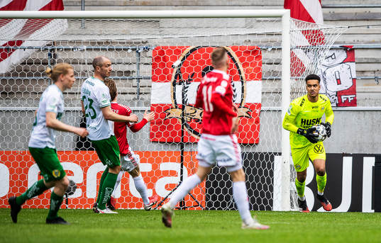 Hammarbys målvakt Oliver Dovin