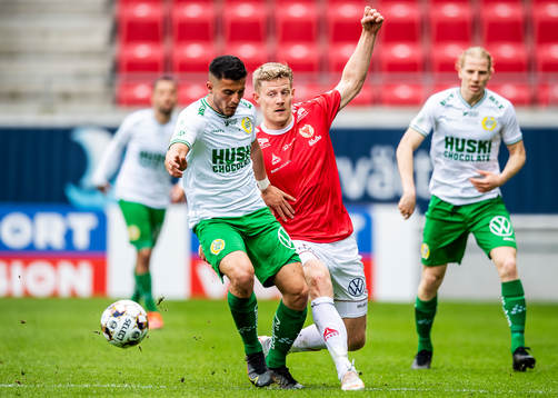 Kalmars Lars Saetra och Hammarbys Astrit Selmani