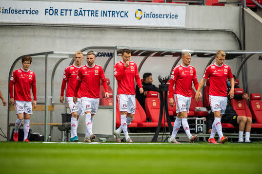 Kalmars spelare tågar in
