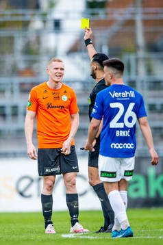 Västerås David Engström får gult kort av domare Farouk