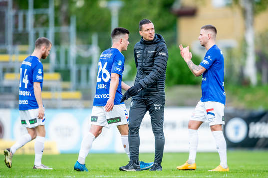 Trelleborgs tränare Kristian Haynes deppar med spelarna