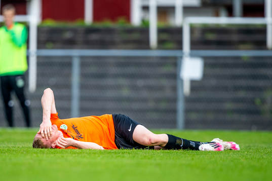 Västerås David Engström skadas och bärs ut på bår