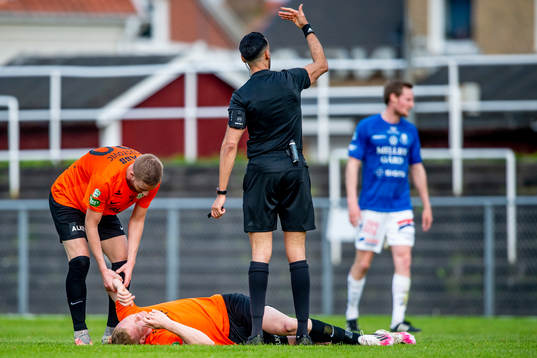 Västerås David Engström skadas och bärs ut på bår