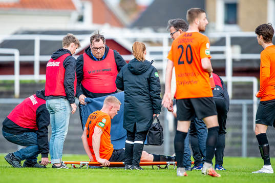 Västerås David Engström skadas och bärs ut på bår