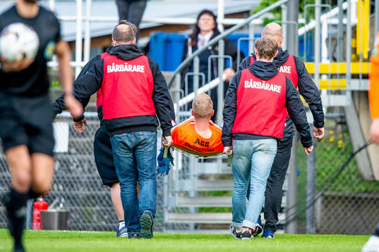 Västerås David Engström skadas och bärs ut på bår