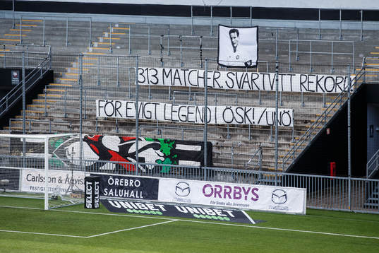 Örebros Nordin Gerzic hyllas med banderoller på läktaren