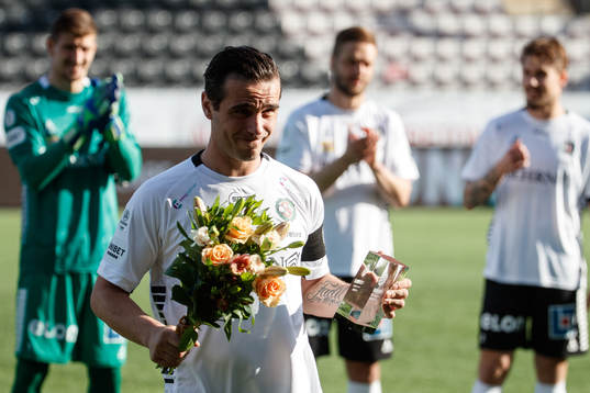 Örebros Nordin Gerzic tar emot pris