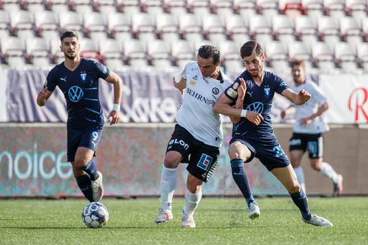 Malmö FFs Antonio Colak och Adi Nalic i en duell med