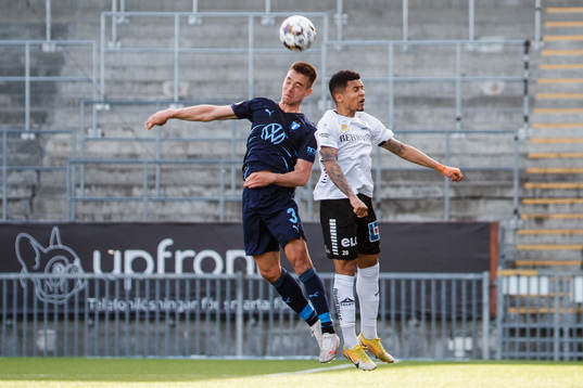 Malmö FFs Jonas Knudsen och Örebros Romain Gall