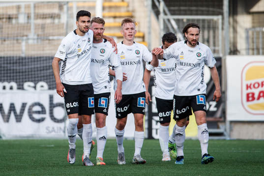 Örebros Deniz Hümmet jublar med lagkamrater