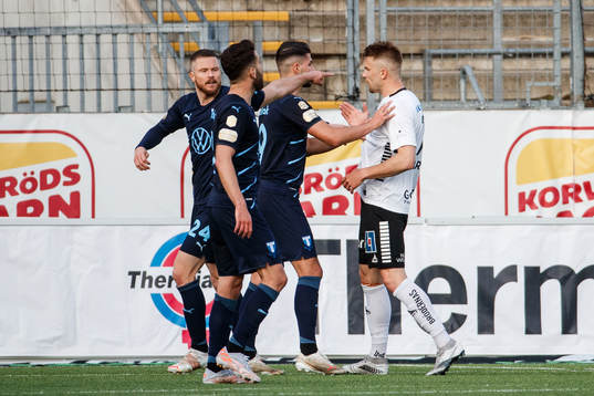 Malmö FFs Antonio Colak och Örebros Erik Björndahl i