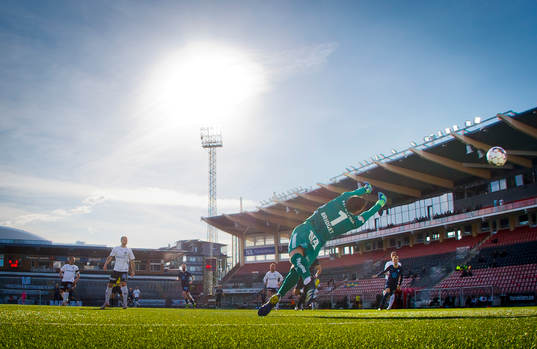 Malmö FFs Adi Nalic gör 1-0 på Örebros målvakt Bobby