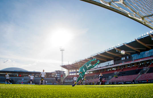 Malmö FFs Adi Nalic gör 1-0 på Örebros målvakt Bobby