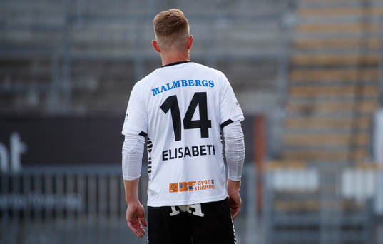 Örebros Michael Almebäck rygg med sin mammas namn på
