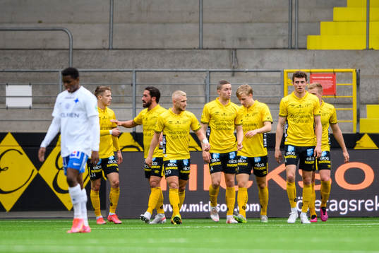 Elfsborgs Jeppe Møldrup Okkels (tv) jublar med lagkamrater