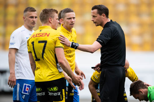 Elfsborgs Johan Larsson och André Rømer diskuterar med