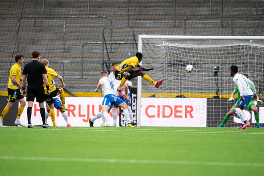 Elfsborgs Jeppe Møldrup Okkels (skymd) gör 1-0