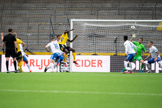 Elfsborgs Jeppe Møldrup Okkels (skymd) gör 1-0