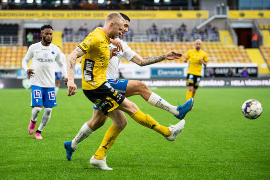 Elfsborgs Johan Larsson och IFK Norrköpings Lucas Lima