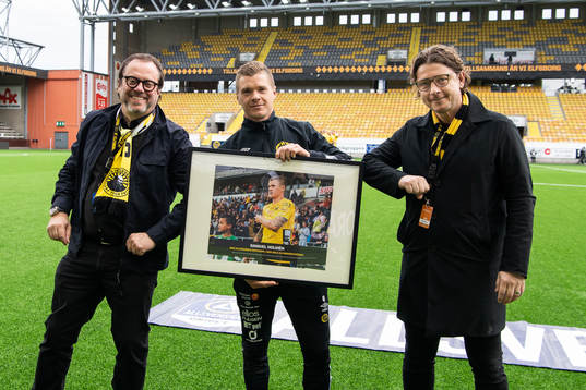 Elfsborgs Samuel Holmén uppvaktas av ordförande Sune