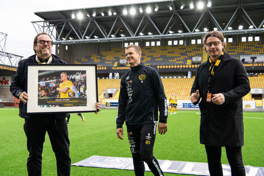Elfsborgs Samuel Holmén uppvaktas av ordförande Sune