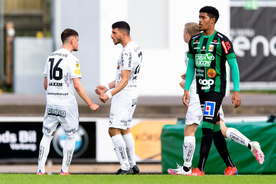 Häckens Leonardo Farah Shahin jublar