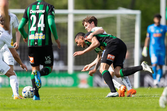 Varbergs Somon Karlsson Adjei och Häckens Tobias Carlsson