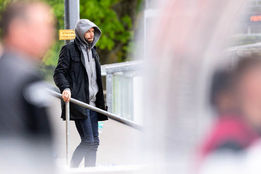 Häckens tränare Andreas Alm på läktaren