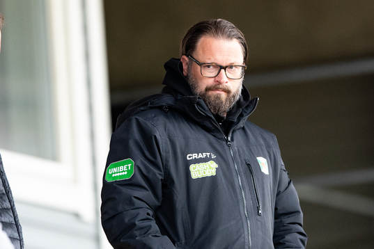 Varbergs tränare Joakim Persson på läktaren