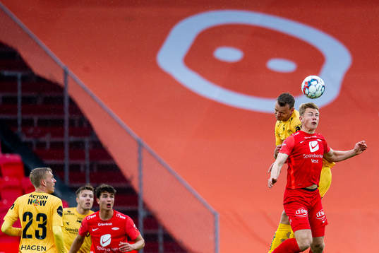 Marius Lode of Bodø/Glimt and Aune Heggebø of Brann