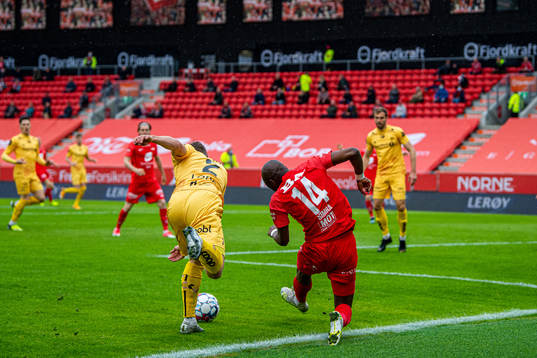Marius Lode of Bodø/Glimt and Moonga Aluta Simba of Brann