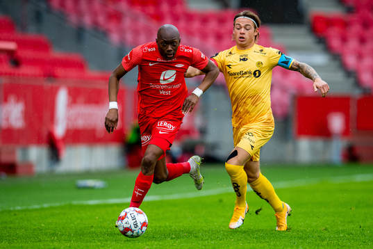 Moonga Aluta Simba of Brann and Patrick Berg of Bodø/Glimt