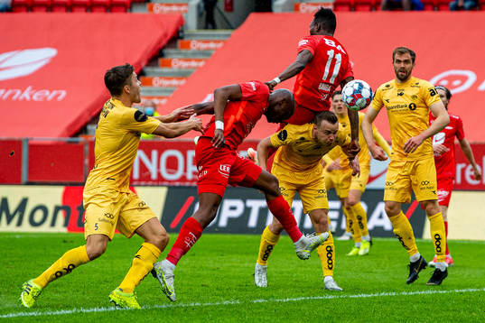 Moonga Aluta Simba and Daouda Bamba of Brann in action