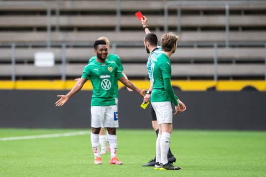 Jönköpings Enock Kwakwa får rött kort av Domare Jure